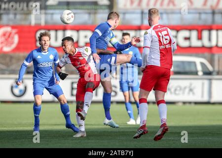 SPAKENBURG, 01-02-2020, De Westmaat Tweede Divisie, niederländischer Fußball, Saison 2019-2020, IJsselmervogel-Spieler Robert Olijfveld, ASWH-Spieler Jesper van den Bosch während des Spiels Stockfoto