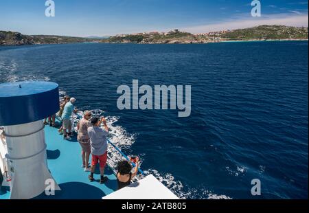 Passagiere an Bord von MS Ichnusa, BluNavy, Fähre, Abfahrt nach Bonifacio, Korsika, Frankreich von Santa Teresa di Gallura, Sassari, Sardinien, Italien Stockfoto