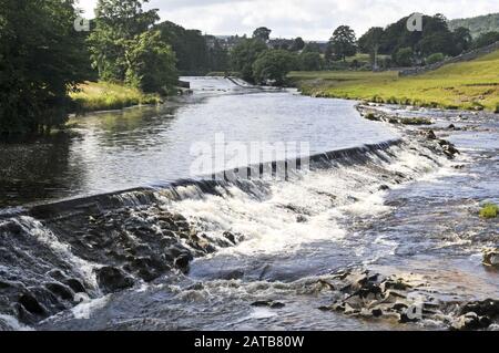 Rund um Großbritannien - EIN Wehr am River Wharfe. Ein Bild, das auf dem "Dales Way" zwischen Grassington & Burnsall, North Yorkshire, Großbritannien aufgenommen wurde Stockfoto