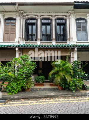 Singapur, Januar 2020. Blick auf die typischen alten Ladenhäuser in der Emerald Hill Road Stockfoto