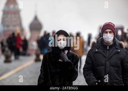 Moskau, Russland. Februar 2020 tragen russische Menschen während der Verbreitung von Nachrichten über die Epidemie des Coronavirus in China, Russland, eine medizinische Maske, die auf dem Roten Platz in Moskau spaziert Stockfoto