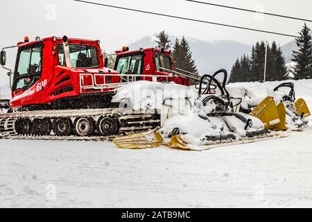 Badia (BZ), 10. februar 2019: Schnee bedeckt Schneepflüge Stockfoto