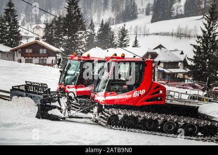 Badia (BZ), 10. februar 2019: Schnee bedeckt Schneepflüge Stockfoto