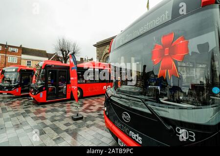 Salisbury Reds Electric Bus Start in Salisbury Guildhall, 30. Januar 2020. Eine Gesamtinvestition von 1,2 Millionen £ebnete nach einem erfolgreichen Angebot des örtlichen Busbetreibers und des Wiltshire Council für 600.000 £staatliche Förderung den Weg für die neuesten Erweiterungen des Park- und Fahrdienstleistungsangebots der Stadt. Der Umzug bedeutet umweltfreundlichere und sauberere Reisen durch die Region. Salisbury Reds ist Teil Von Go South Coast Stockfoto