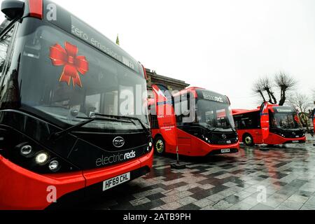 Salisbury Reds Electric Bus Start in Salisbury Guildhall, 30. Januar 2020. Eine Gesamtinvestition von 1,2 Millionen £ebnete nach einem erfolgreichen Angebot des örtlichen Busbetreibers und des Wiltshire Council für 600.000 £staatliche Förderung den Weg für die neuesten Erweiterungen des Park- und Fahrdienstleistungsangebots der Stadt. Der Umzug bedeutet umweltfreundlichere und sauberere Reisen durch die Region. Salisbury Reds ist Teil Von Go South Coast Stockfoto