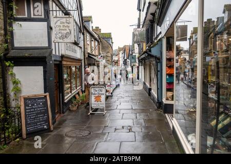 Günstige Straße in Frome Somerset EINE schmale gepflasterte Fußgängerzone mit kleinen unabhängigen Geschäften gefüllt. England, Großbritannien Stockfoto