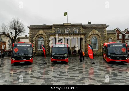 Salisbury Reds Electric Bus Start in Salisbury Guildhall, 30. Januar 2020. Eine Gesamtinvestition von 1,2 Millionen £ebnete nach einem erfolgreichen Angebot des örtlichen Busbetreibers und des Wiltshire Council für 600.000 £staatliche Förderung den Weg für die neuesten Erweiterungen des Park- und Fahrdienstleistungsangebots der Stadt. Der Umzug bedeutet umweltfreundlichere und sauberere Reisen durch die Region. Salisbury Reds ist Teil Von Go South Coast Stockfoto