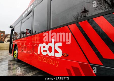 Salisbury Reds Electric Bus Start in Salisbury Guildhall, 30. Januar 2020. Eine Gesamtinvestition von 1,2 Millionen £ebnete nach einem erfolgreichen Angebot des örtlichen Busbetreibers und des Wiltshire Council für 600.000 £staatliche Förderung den Weg für die neuesten Erweiterungen des Park- und Fahrdienstleistungsangebots der Stadt. Der Umzug bedeutet umweltfreundlichere und sauberere Reisen durch die Region. Salisbury Reds ist Teil Von Go South Coast Stockfoto