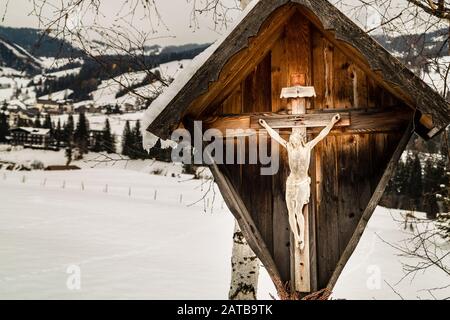 Badia (BZ), 10. februar 2019: Licht ist leuchtende Statue der Kreuzigung in Badia Stockfoto