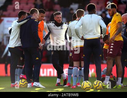 Der stellvertretende Head Coach von Aston Villa, John Terry, versammelt das Team für einen Vortrag vor dem Spiel der Premier League im Vitality Stadium, Bournemouth. Stockfoto