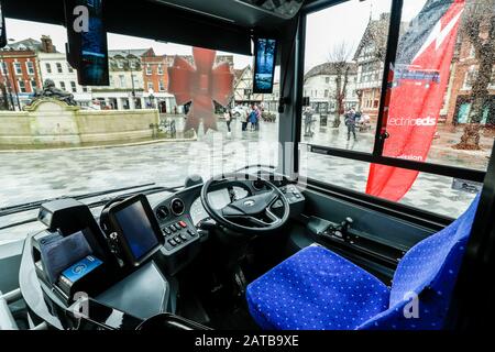 Salisbury Reds Electric Bus Start in Salisbury Guildhall, 30. Januar 2020. Eine Gesamtinvestition von 1,2 Millionen £ebnete nach einem erfolgreichen Angebot des örtlichen Busbetreibers und des Wiltshire Council für 600.000 £staatliche Förderung den Weg für die neuesten Erweiterungen des Park- und Fahrdienstleistungsangebots der Stadt. Der Umzug bedeutet umweltfreundlichere und sauberere Reisen durch die Region. Salisbury Reds ist Teil Von Go South Coast Stockfoto