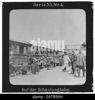 Projektion für alle: Weltkrieg Serie 53 Kolonial-, See- und Landkämpfer-Nr. 4. Auf der Schantungbahn. - die Firma "Projektion für alle" wurde 1905 von Max Skladanowsky (1861-1939) gegründet. Sie produzierte bis zum Jahre 1928 fast 100 Serien zu je 24 Glasdias im Format 8,3 x 8,3 cm im Sog. Bromsilber-Gelatin-Trockenplatten Verfahren. Die ersten Städte vor allem in den Bundesländern, Länder aber auch Märchen und Sagen, das alte Testament und der Erste Weltkrieg. Stockfoto