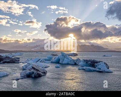 Der Gletschersee Jökulsárlón in den Süden-Inseln. Zur Trauerhaften Abendstimmung hat sich diese Momentaufnahme einfallen lassen. Stockfoto