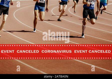 Warnungsband Veranstaltung abgesagt Coronavirus im Hintergrund laufen Athleten in der Leichtathletik Stockfoto