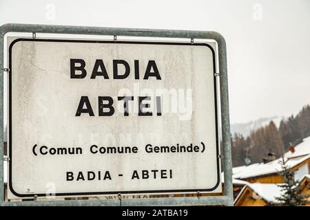 Badia (BZ), 10. februar 2019: Licht erleuchtet das Hinweisschild des Dorfes Badia Stockfoto