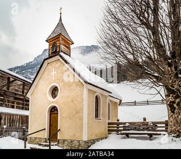 Badia (BZ), 10. februar 2019: Schnee bedeckt die Gebäude von Badia Stockfoto