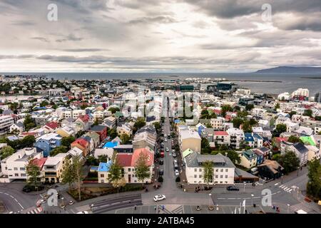 Reykjavik, ISLAND - 29. AUGUST 2019: Luftbild der Innenstadt von Reykjavik von Hallgrimskirkja aus Stockfoto