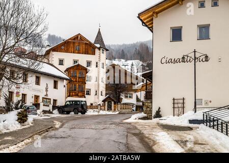 Badia (BZ), 10. februar 2019: Schnee bedeckt die Gebäude von Badia Stockfoto