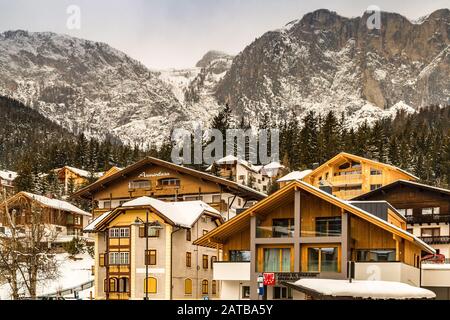 Badia (BZ), 10. februar 2019: Schnee bedeckt die Gebäude von Badia Stockfoto