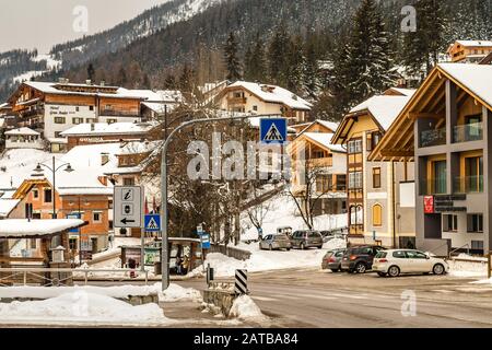 Badia (BZ), 10. februar 2019: Schnee bedeckt die Gebäude von Badia Stockfoto