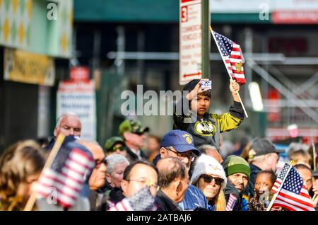 Tausende nahmen am 11. November 2019 an der jährlichen Veteran's Day Parade entlang der 5th Avenue in New York City Teil. Stockfoto