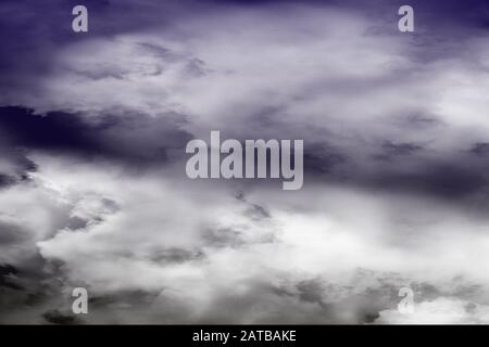 Nebel und dunkle Wolken schablonen den Texturhintergrund Stockfoto