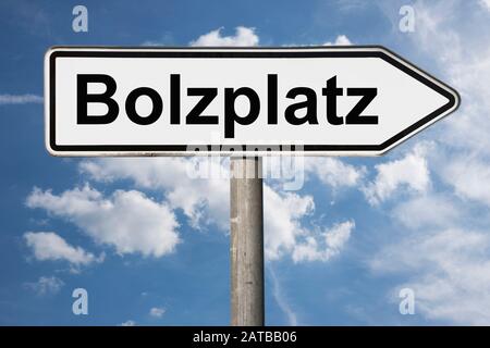 Detailfoto eines Wegweisers mit der Aufschrift Bolzplatz (Amateurfußballfeld) Stockfoto