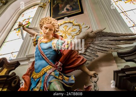 Badia (BZ), 10. februar 2019: Licht ist erleuchtende Statue des Erzengels Michael, der Satan besiegt Stockfoto