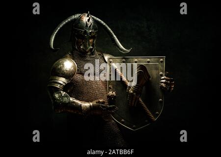 Porträt eines Wikinger-Berserker-Kriegers, der einen Schild in den Händen hält Stockfoto