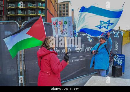 Nine Elms, London, Großbritannien. Februar 2020. Ein proisraelischer Gegenprotest - Stop The war organisiert einen Protest gegen Trumps Israel Deal, außerhalb der US-Botschaft in London. Credit: Guy Bell/Alamy Live News Credit: Guy Bell/Alamy Live News Stockfoto