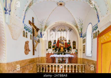 Badia (BZ), 10. februar 2019: Licht ist aufklärender Altar in der Hauskapelle Stockfoto