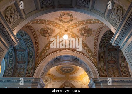 Washington - 12. APRIL 2015: Flur und Decke in der Library of Congress. Die Bibliothek dient offiziell dem US-Kongress. Stockfoto