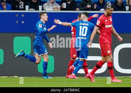 1. Februar 2020, Baden-Württemberg, Sinsheim: Fußball: Bundesliga, 20. Spieltag, TSG 1899 Hoffenheim - Bayer 04 Leverkusen, PreZero Arena. Hoffenheims Torschütze Andrej Kramaric (l) jubelt mit Hoffenheims Munas Dabbur zum 1:1-Tor. Foto: Uwe Anspach / dpa - WICHTIGER HINWEIS: Gemäß den Vorschriften der DFL Deutsche Fußball Liga und des DFB Deutscher Fußball-Bund ist es verboten, im Stadion und/oder aus dem fotografierten Spiel in Form von Sequenzbildern und/oder videoähnlichen Fotoserien auszunutzen oder auszunutzen. Credit: Dpa Picture Alliance / Alamy Live News Cre Stockfoto