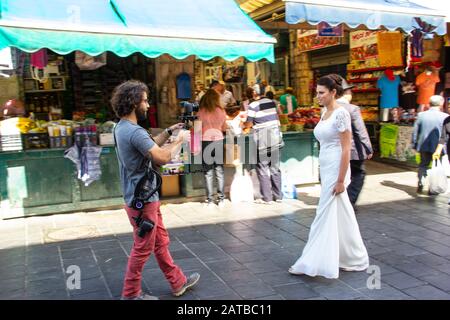 Eine Frau fotografierte auf einem Markt Stockfoto