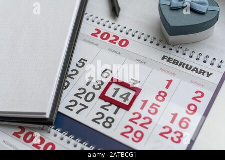 Vorbereitung für den 14. Februar mit Planer auf Kalender, Geschenk Stockfoto