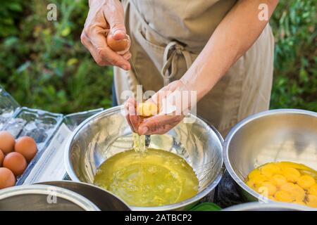 Eigelb von Weiß trennen Stockfoto