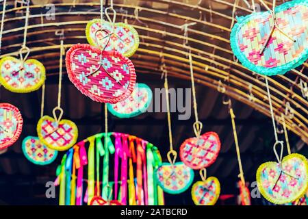 Viele bunte Fanning aus Bambus sind oben aufgehängt, um den Gehweg im jährlichen Glücksfest im öffentlichen Park zu schmücken. Selektiver Fokus. Stockfoto