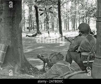 Schlacht von Arnhem, während der Operation Market Garden, Paras von HQ Troop, 1st Airlanding Brigade Recce Squadron, aufgestellt defensiven Positionen in der Nähe des Bahnhofs bei Wolfheze, Randgebiet von Arnhem, Holland. September 1944 Stockfoto