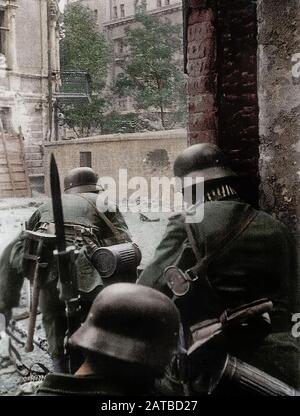 Angehörige der Grenadier-Division Großdeutschland in EINEM Straßenkampf In Rostow am Don, 1944 Stockfoto