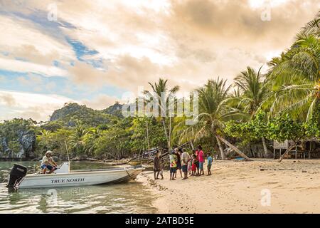 Erste Begegnung mit Einheimischen im Südpazifik auf der Panasia-Insel, Papua-Neuguinea Stockfoto