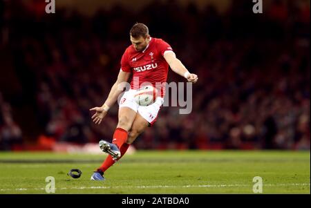 Der walisische Dan Biggar tritt beim Guinness Six Nations Match im Fürstenstadion in Cardiff ins Tor. Stockfoto