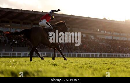 Limited Reserve, die vom Jockey Jack Tudor geritten wird, gewinnt die Betway Heroes Handicap Hürde auf der Sandown Park Racecourse, Esher. Stockfoto