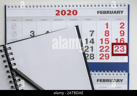 23. Februar, Männertag, Kalender und Planer, flach gelegt, Kopierraum Stockfoto