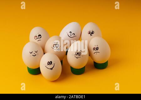 Hühnereier Mit Smileys Zum Ostergemälde auf gelbem Hintergrund . Frohes Osterkonzept Stockfoto