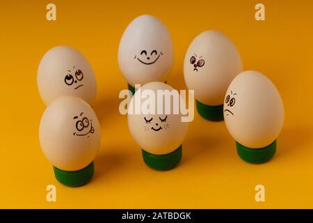 Gruppe von Hühnereiern mit verschiedenen Emotionen. Festliche Dekoration. Frohe Ostern! Stockfoto