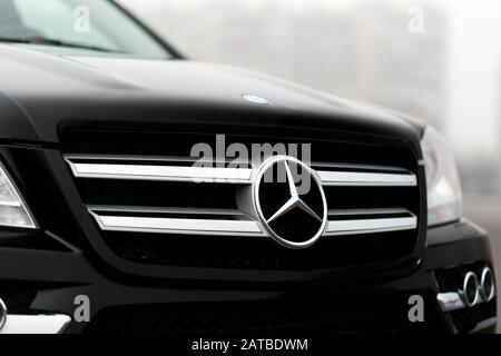 Kiew, Ukraine - 28. Januar 2020: Close-Up-Logo schwarzer Mercedes auf einem Straßencloup Stockfoto