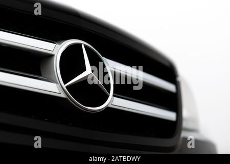 Kiew, Ukraine - 28. Januar 2020: Closeup-Logo schwarzer Mercedes auf einem Frontwagen Stockfoto