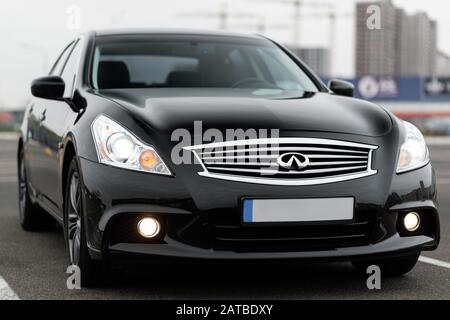 Kiew, Ukraine - 28. Januar 2020: Schwarzes Infiniti-Auto auf der Straße in der Nähe Stockfoto