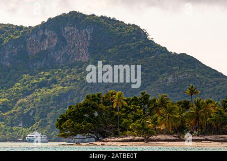 Panasia Insel mit Expeditionsschiff True North Stockfoto