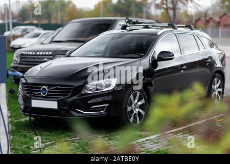 Kiew, Ukraine - 28. Januar 2020: Schwarze volvo- und Range Rover Autos parkten an der Stadtstraße Stockfoto